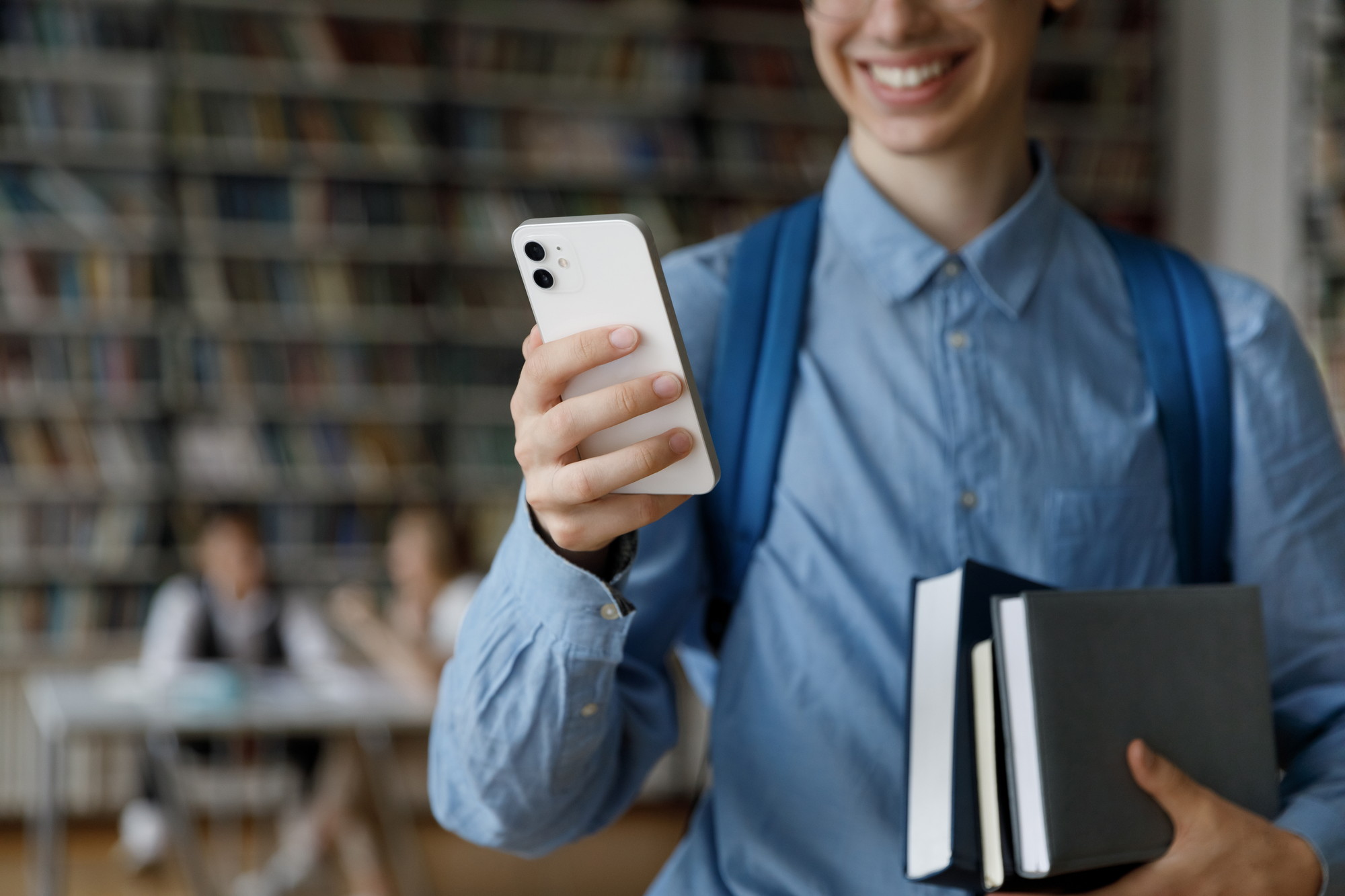 資格の勉強をするスマートフォンを持った外国人